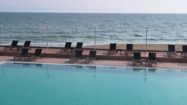 Deniz kıyısında bir otelde yüzme havuzu, hiç kimse