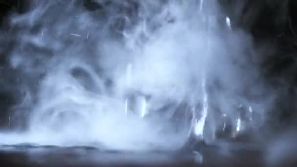 Siedendes Wasser Spritzt Mit Dampf Auf Schwarzem Hintergrund Nahaufnahme — Stockvideo