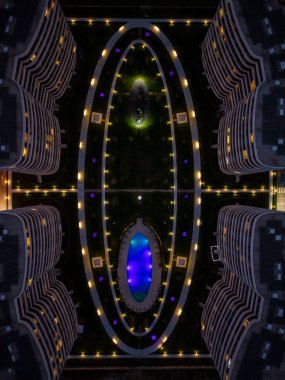 Geceleri Varna 'daki modern yerleşim merkezinin havadan görünüşü. Gece şehir manzarası.