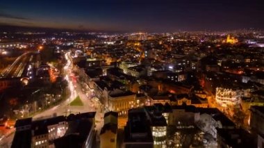 Gece Varna şehrinin havadan görünüşü. Gece kentsel manzara hipersürat videosu.