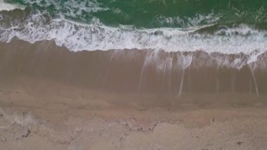 Bulgaristan 'daki güzel kumsalın üzerinde uçan, yavaş çekim hava görüntüsü