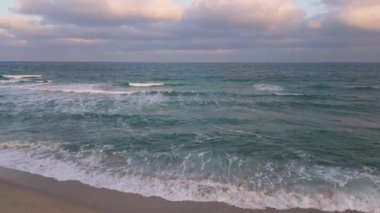 Bulgaristan 'daki güzel kumsalın üzerinde uçan, yavaş çekim hava görüntüsü