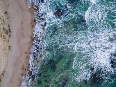 Bulgaristan 'daki terk edilmiş güzel plajın üzerinde uçuyor.