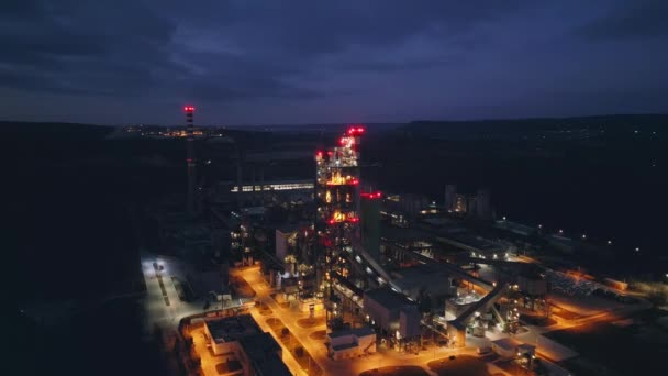 夜のセメント工場の空中ビュー 工業地帯ドローンビデオ — ストック動画