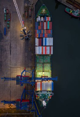 Varna limanına giren büyük bir kargo gemisinin hava aracı görüntüsü.