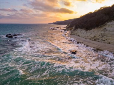 Bulgaristan 'daki terk edilmiş güzel plajın üzerinde uçuyor.