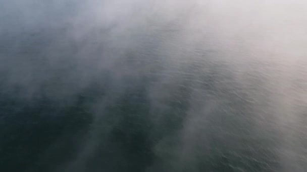 Беспилотник Летит Над Морем Тумане Ранним Утром — стоковое видео