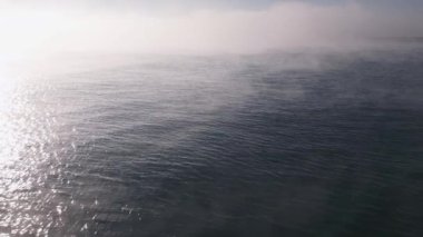 Sabahın erken saatlerinde sisli denizde İHA uçuşu