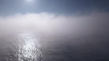 Sabahın erken saatlerinde sisli denizde İHA uçuşu