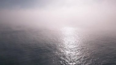 Sabahın erken saatlerinde sisli denizde İHA uçuşu
