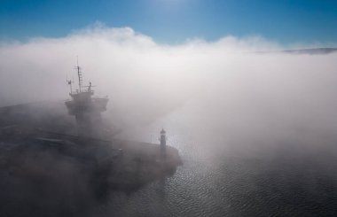 Sisli bir denizde deniz feneri, hava manzarası. Varna, Bulgaristan