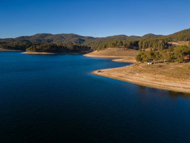 Bulgaristan 'daki Dospat Barajı' nın havadan panoramik manzarası, Rodopa Dağları