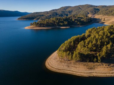 Bulgaristan 'daki Dospat Barajı' nın havadan panoramik manzarası, Rodopa Dağları