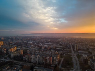 Bulgaristan 'ın gün batımında güzel Varna kentinin hava manzarası
