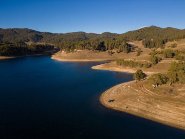Bulgaristan 'daki Dospat Barajı' nın havadan panoramik manzarası, Rodopa Dağları