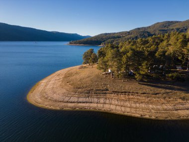 Bulgaristan 'daki Dospat Barajı' nın havadan panoramik manzarası, Rodopa Dağları