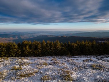 Beklemeto 'daki Balkan Dağları sabah hava manzaralı karla kaplıydı.