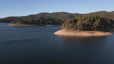 Bulgaristan 'daki Dospat Barajı' nın havadan panoramik manzarası, Rodopa Dağları, insansız hava aracı videosu