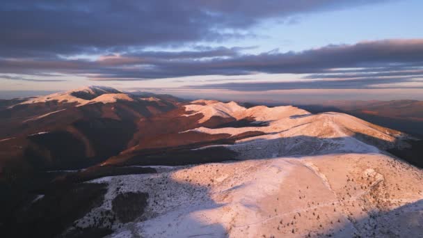 Beklemeto经过地区覆盖着积雪的巴尔干山脉的清晨空中俯瞰 — 图库视频影像