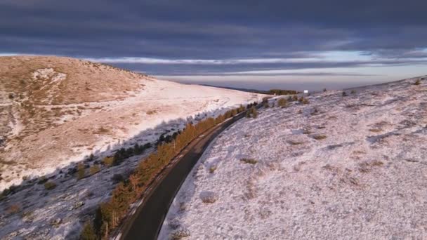 Schneebedeckte Berge Bei Sonnenuntergang Mit Einer Kurvenreichen Straße Vordergrund Luftaufnahme — Stockvideo