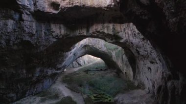 Bulgaristan 'ın kuzeyinde Lovech kasabası yakınlarındaki Devetashka mağarasında insansız hava aracı görüntüsü