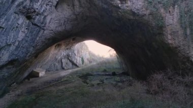 Bulgaristan 'ın kuzeyinde Lovech kasabası yakınlarındaki Devetashka mağarasında insansız hava aracı görüntüsü