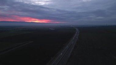 Sonbaharda gün batımında otoyol manzarası. İHA 'dan üst görünüm