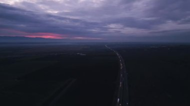 Sonbaharda gün batımında otoyol manzarası. İHA 'dan üst görünüm