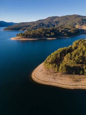 Bulgaristan 'daki Dospat Barajı' nın havadan panoramik manzarası, Rodopa Dağları