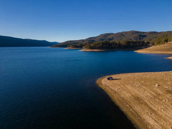 Bulgaristan 'daki Dospat Barajı' nın havadan panoramik manzarası, Rodopa Dağları