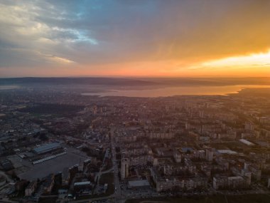 Bulgaristan 'ın gün batımında güzel Varna kentinin hava manzarası