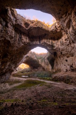 Bulgaristan 'ın kuzeyindeki muhteşem Devetashka mağarasında, Lovech kasabası yakınlarında.
