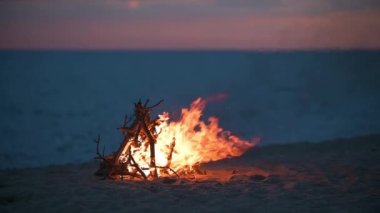 Plaj ateşi seçici odak noktası Güzel Günbatımı veya gün doğumu hiç kimse