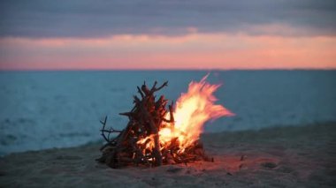 Plaj ateşi seçici odak noktası Güzel Günbatımı veya gün doğumu hiç kimse