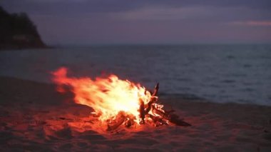 Plaj ateşi seçici odak noktası Güzel Günbatımı veya gün doğumu hiç kimse