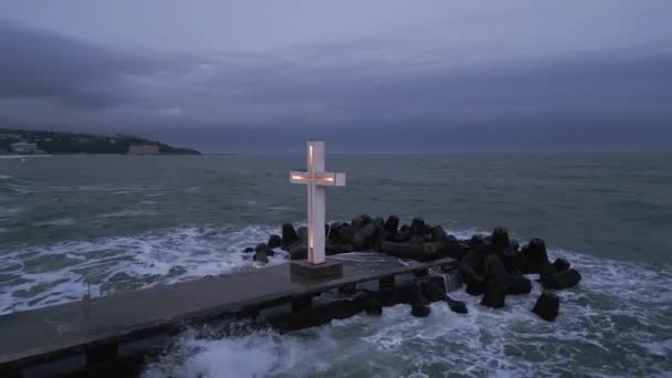 Christian Cross Standing Pier Stormy Sea Ocean Dramatic Sky Night — Vídeo de Stock