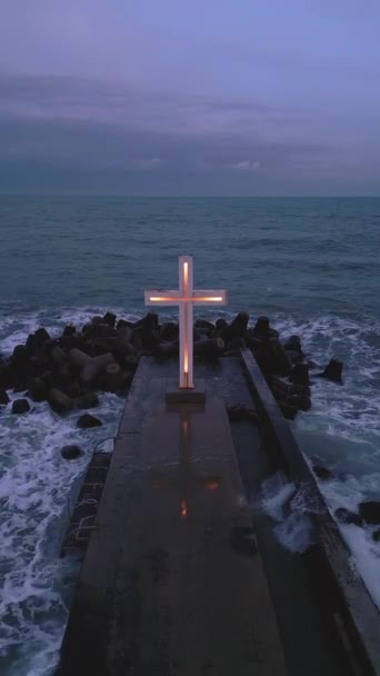 Християнський Хрест Стоїть Пірсі Штормовому Морі Або Океані Драматичним Небом — стокове відео