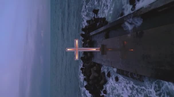 Christian Cross Standing Pier Stormy Sea Ocean Dramatic Sky Night — Vídeo de stock