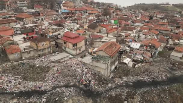 ブルガリアのヴァルナにあるMaksudaのジプシースラム地区 空中トップビュー — ストック動画