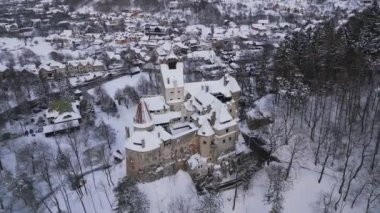 Karlar ortaçağ Bran Kalesi 'ni kapladı. Drakula Kalesi olarak bilinir. Transilvanya. Romanya. Hava görünümü