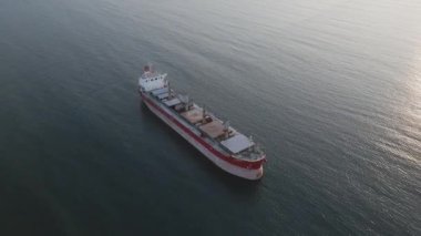Büyük bir toplu taşıma gemisi denizdeki tahılları taşır, hava manzarası