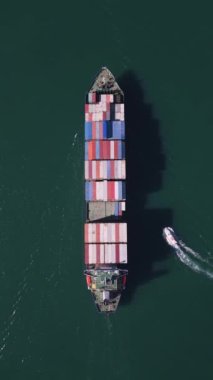 Hava üst görünüm konteynır gemisi, nakliye veya ulaşım kavramı.