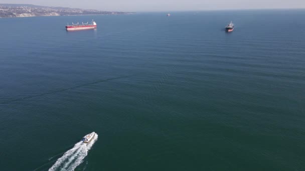 Вид Сверху Промышленный Буксир Помогающий Лодке Глубоком Море — стоковое видео