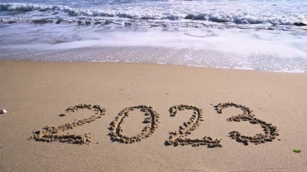 2023 Год Написан Песчаном Пляже Океана Солнечный День — стоковое видео