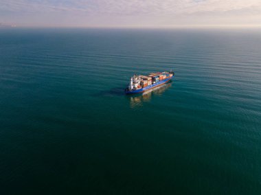 Hava üst görünüm konteynır gemisi, nakliye veya ulaşım kavramı.