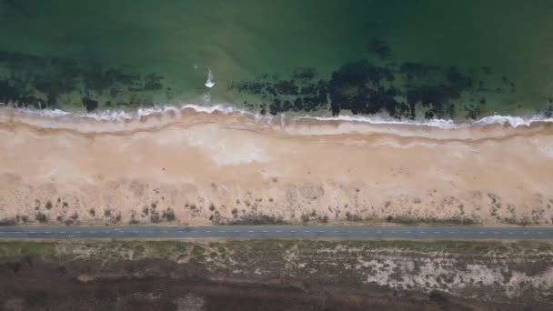 Deniz Kıyısı Boyunca Uzanan Yolun Havadan Görüntüsü Boş Yol Sahil — Stok video
