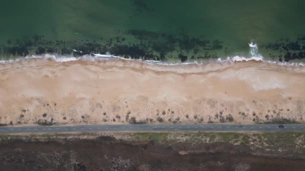 Deniz Kıyısı Boyunca Uzanan Yolun Havadan Görüntüsü Araba Deniz Boyunca — Stok video