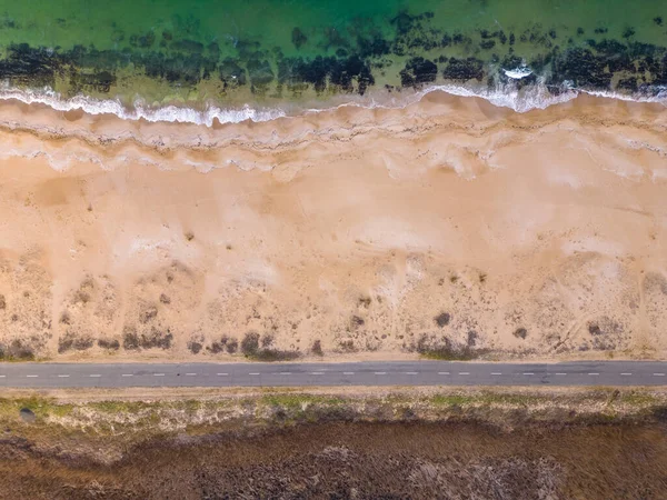 海沙海岸沿线公路的空中景观 汽车沿着海路行驶 — 图库照片