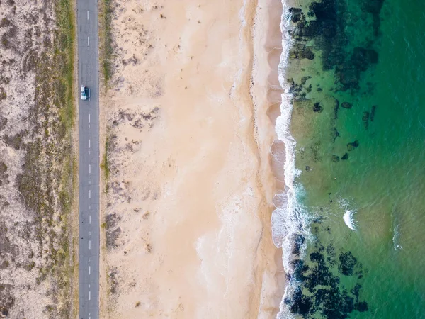 海沙海岸沿线公路的空中景观 汽车沿着海路行驶 — 图库照片