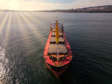 Geniş kapsamlı kargo gemisi tanker gemisinin hava görüntüsü.